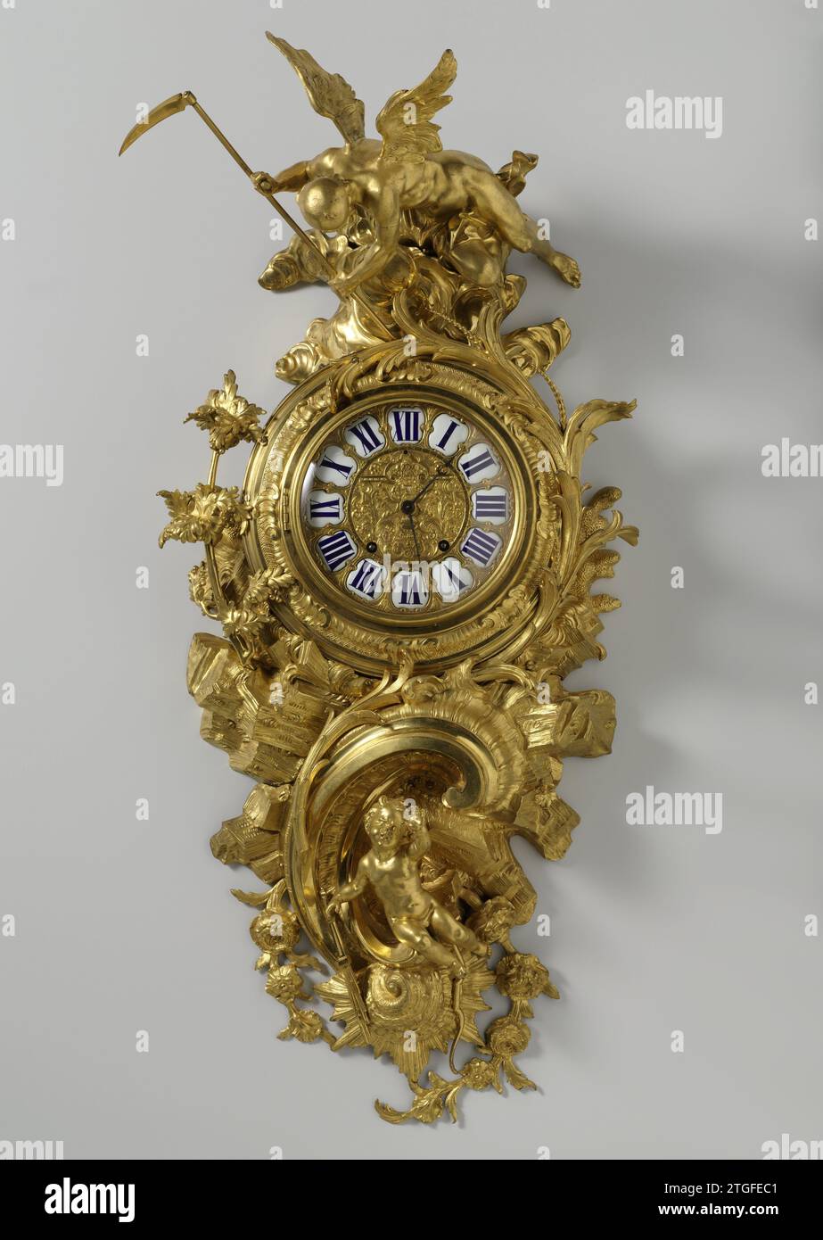 Cartel clock, Charles Cressent, c. 1740 - c. 1745 Proposing cartel pendula of gilded bronze: time overcomes love. Above the round dial with low relief and enamelled number plates, is on a cloud, the winged forward -bent figure of time with scythe; Below it is Cupido on a large C-Volut, surrounded by boulders, with vast left hand. The arrow sleeve falls from the right hand; The bow is behind his legs. At the bottom a large shell surrounded by flower branches; A flower and palm branch around the dial. Paris `: oak (wood). kingwood (wood). bronze (metal). brass (alloy). gilding Proposing cartel p Stock Photo